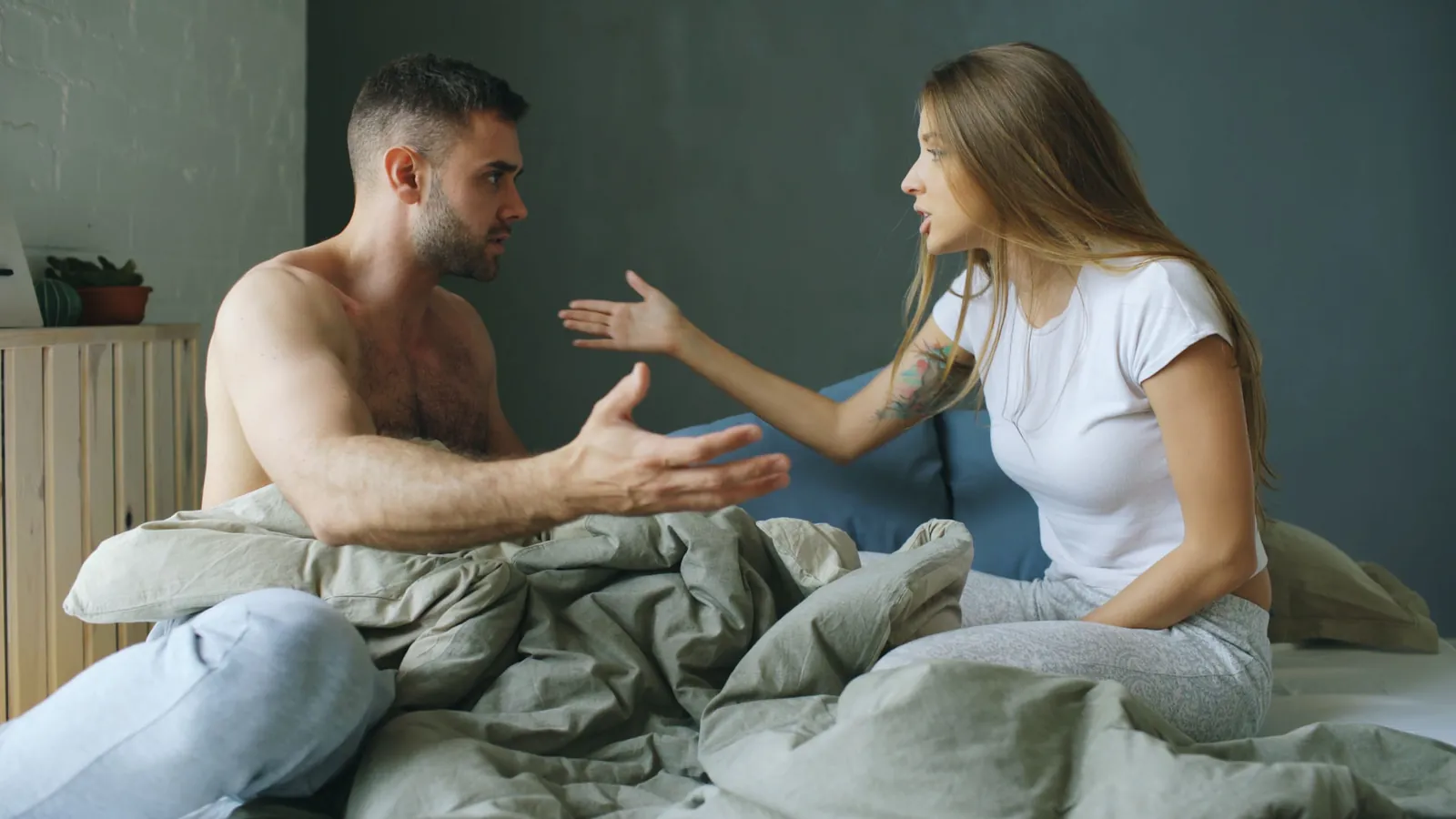 Couple talking in bed about their sexual differences: communication and intimacy