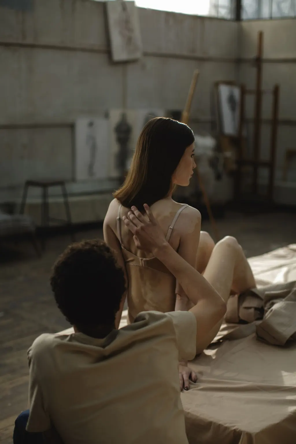 A couple in a light-filled space: intimacy, trust and presence